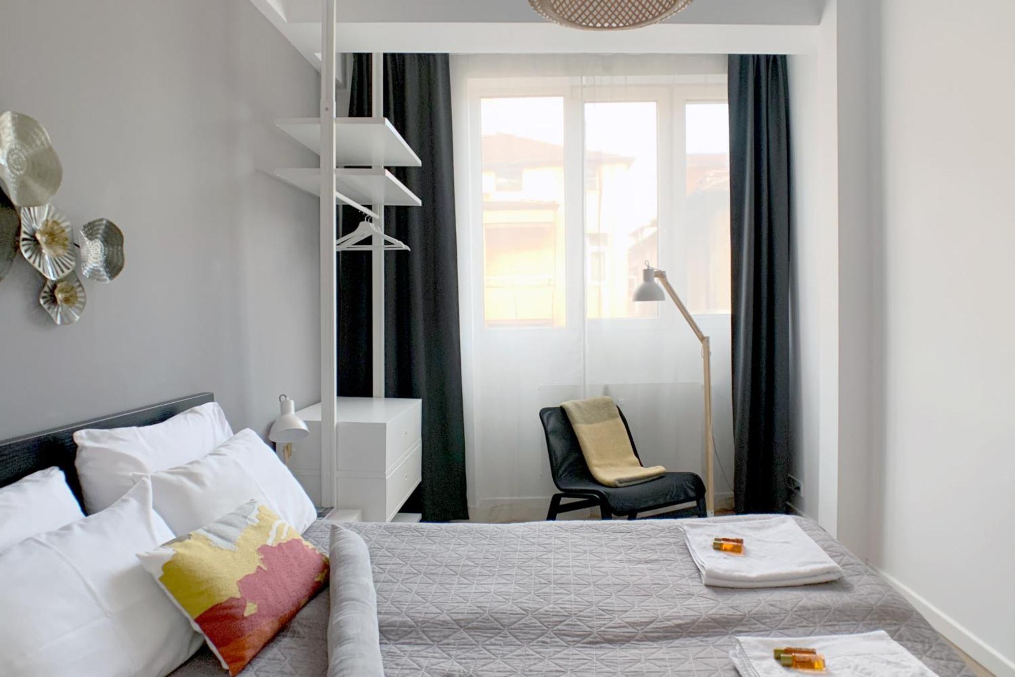 Apartment Elegant Getaway Near Iconic Eagles' Bridge