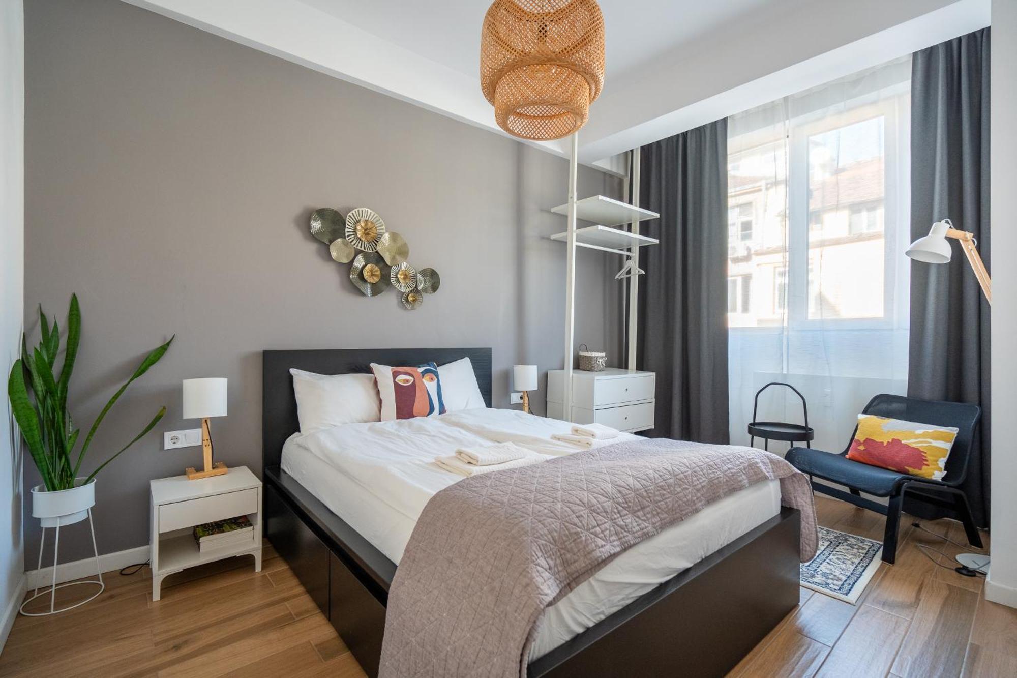 Elegant Getaway Near Iconic Eagles' Bridge