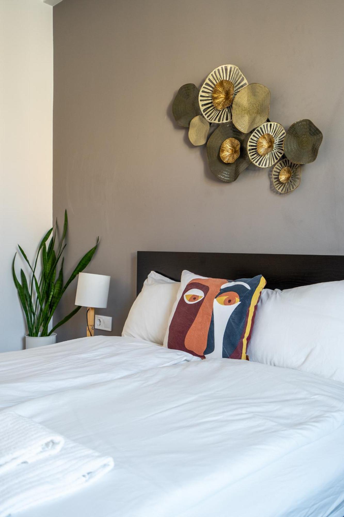 Διαμέρισμα Elegant Getaway Near Iconic Eagles' Bridge *