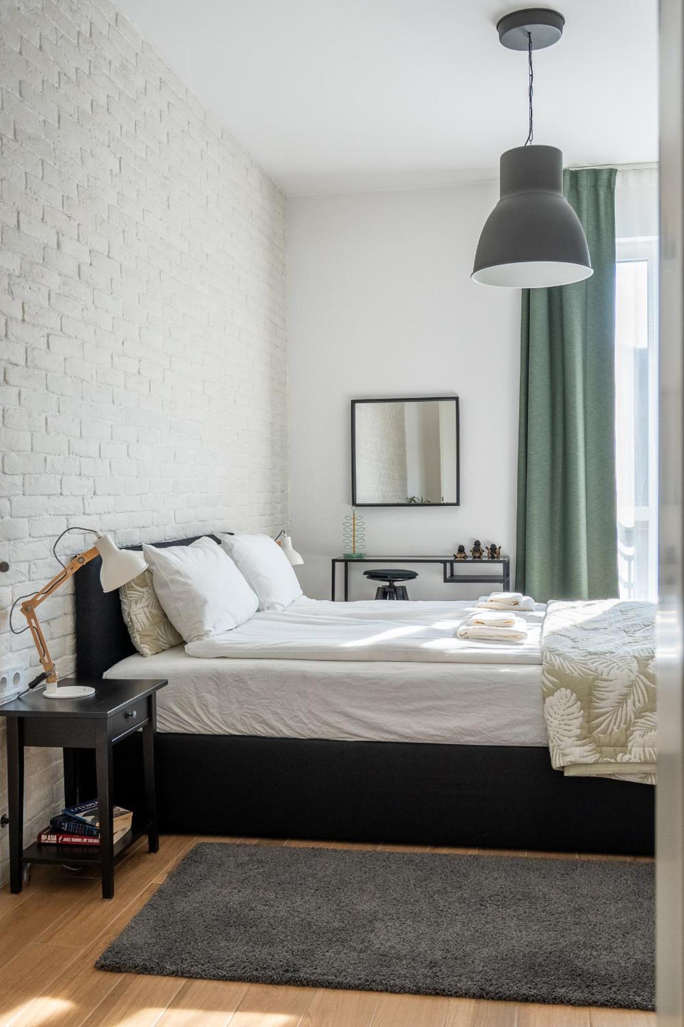 Elegant Getaway Near Iconic Eagles' Bridge Apartment *