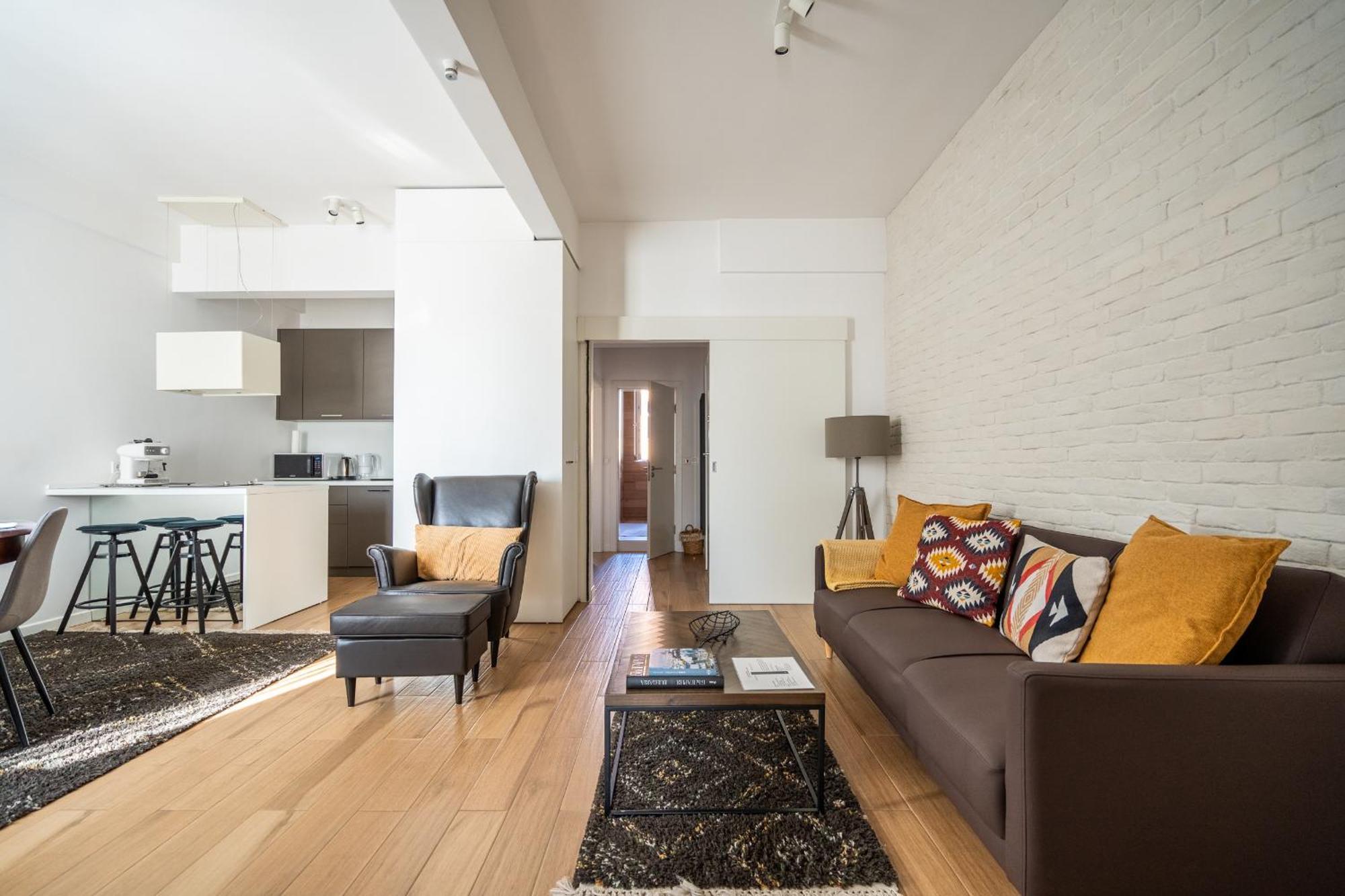 Elegant Getaway Near Iconic Eagles' Bridge Apartment