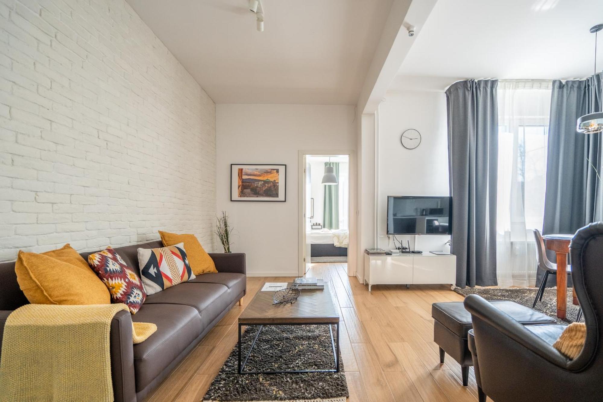 Elegant Getaway Near Iconic Eagles' Bridge Apartment *